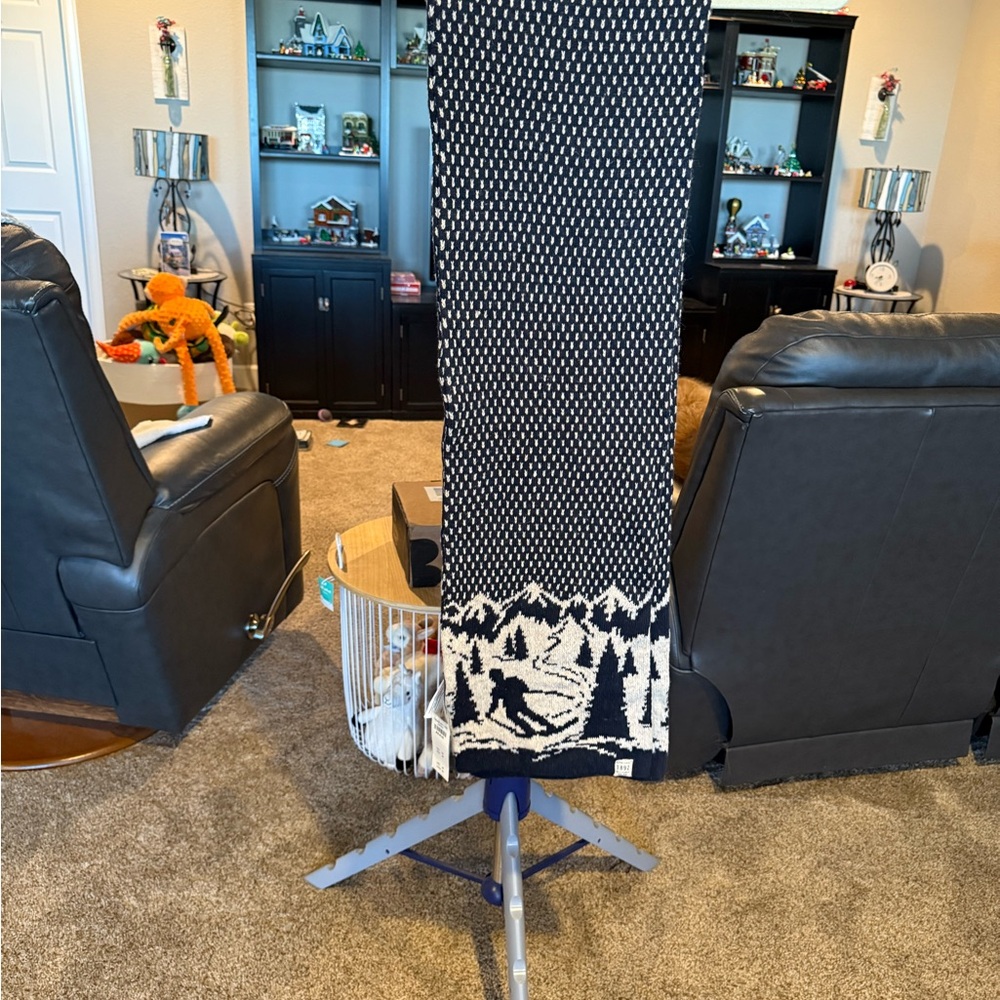 Black and White Scenic Knit Scarf